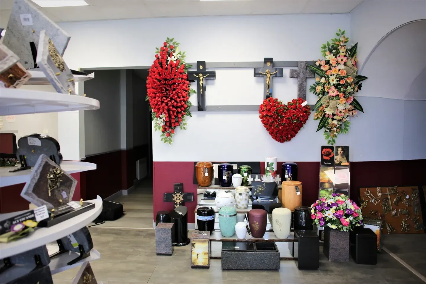 Magasin funéraire avec présentation d'urnes, de compositions florales et de croix.