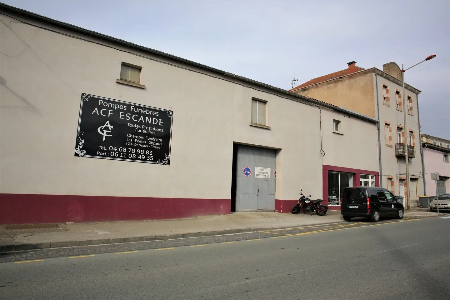 Façade extérieure et entrée des Pompes Funèbres ACF Escande à Lézignan-Corbières.