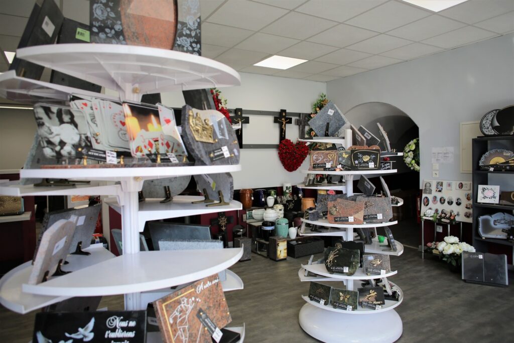 fleurs dans un vase dans un cimetiere