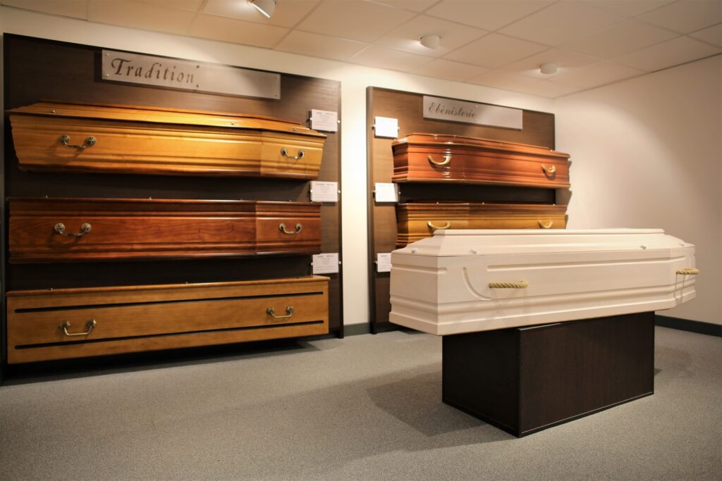 fleurs dans un vase dans un cimetiere