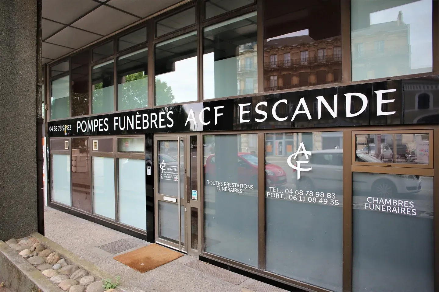 Façade de l'agence ACF Escande Pompes Funèbres à Lézignan-Corbières.