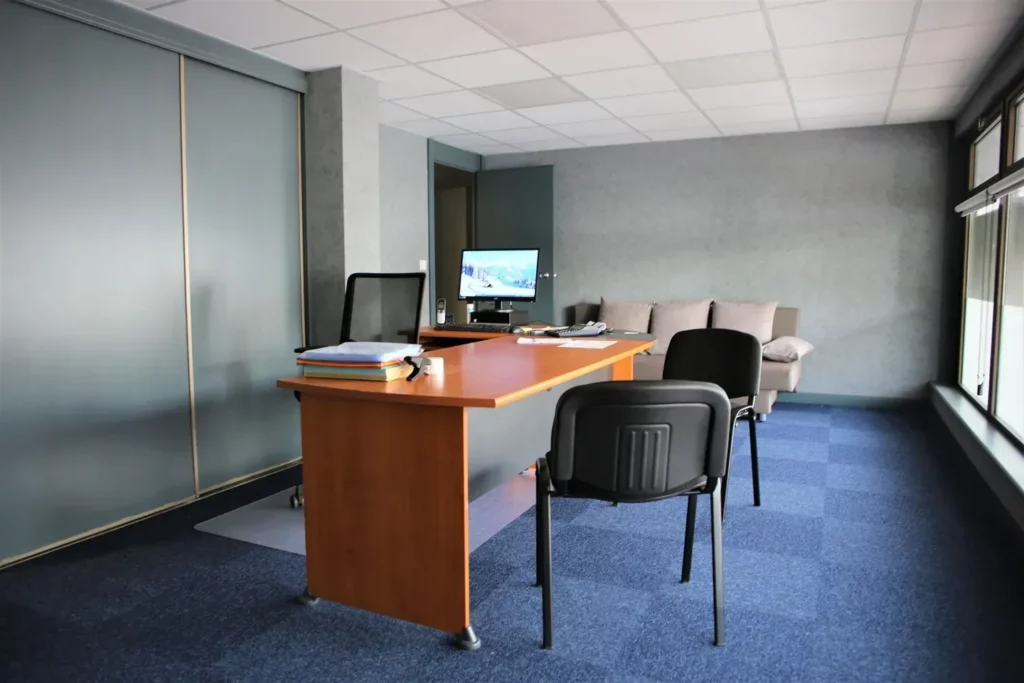 Bureau de réception et d'accueil des familles dans l'agence de pompes funèbres.