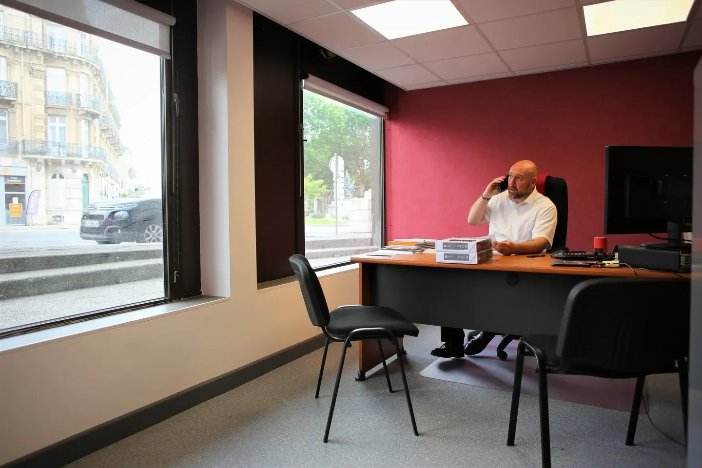 Conseiller funéraire au téléphone dans un bureau d'accueil des familles.